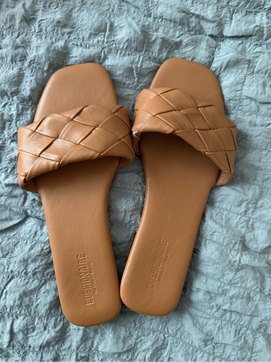 Cushionaire Shoes - Woven Slide Sandals in Light Brown - Women
